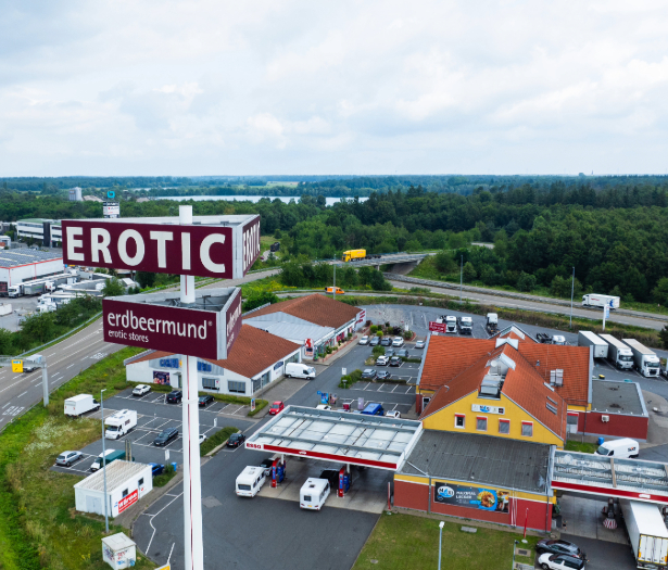 Drohnenaufnahme des Erdbeermund Erotic Store in Karlsdorf 